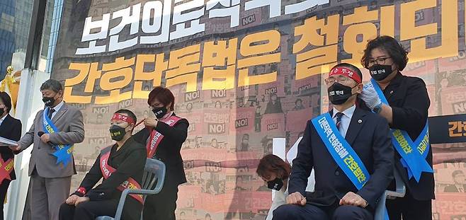 [서울=뉴시스] 백동현 기자 = 곽지연(왼쪽) 대한간호조무사협회장과 이필수 대한의사협회장이 22일 오후 서울 영등포구 여의도공원 앞에서 열린 간호법 제정 저지를 위한 전국의사-간호조무사 공동궐기대회에서 삭발하고 있다. (사진=대한의사협회 제공) 2022.05.22.