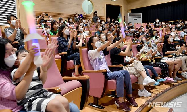 [광주=뉴시스] 이영주 기자 = 21일 오후 광주 북구 국립광주과학관 상상홀에서 관람객들이 한국형 발사체 누리호 2차 발사 중계화면을 보고 있는 가운데 발사 순간 환호하고 있다. 2022.06.21 leeyj2578@newsis.com