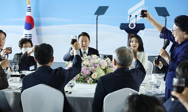 윤석열 대통령과 김건희 여사가 17일 서울 용산구 전쟁기념관에서 열린 국가유공자·보훈가족 초청 오찬에서 대한민국전몰군경미망인회 강길자 회장의 건배 제의에 다함께 건배하고 있다. 연합뉴스