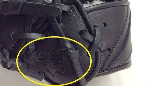 글러브에 새겨진 나비 문양.  / 오타니 SNS