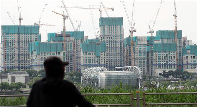 올 하반기 금리가 인상돼도 서울에선 ‘똘똘한 한 채’ 선호 현상이 이어질 것으로 전망되는 가운데 20일 서울의 한 재건축 아파트 단지 앞으로 시민들이 지나가고 있다.뉴스1