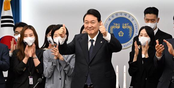 윤석열 대통령이 21일 용산 대통령실 청사 영상회의실에서 이종호 과학기술정보통신부 장관으로부터 누리호 발사 결과를 영상으로 보고받으며 엄지손가락을 치켜들고 있다. 대통령실사진기자단