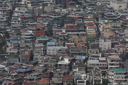 정부, '임대차 시장 안정 방안' 발표    (서울=연합뉴스) 신준희 기자 = 21일 남산에서 바라본 서울시내 주택가. 
   정부는 이날 추경호 부총리 겸 기획재정부 장관 주재로 새 정부 첫 부동산관계장관회의를 열고 '임대차 시장 안정 방안'을 확정해 발표했다. 2022.6.21
    hama@yna.co.kr
(끝)