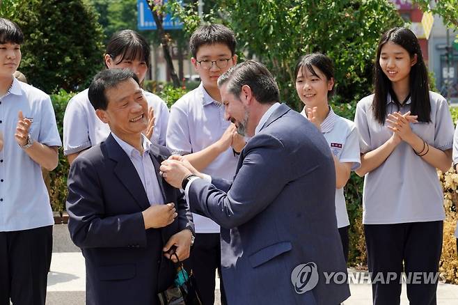 성북구 청소년, 해외 최초 평화의소녀상 건립한 글렌데일시에 감사 인사 (서울=연합뉴스) 서울 성북구 청소년들이 해외 최초로 평화의소녀상을 건립한 미국 캘리포니아주 글렌데일시 관계자들에게 감사의 메시지를 전했다. 
    사진은 21일 4호선 한성대입구역 분수 마루에 설치된 한·중 평화의소녀상 앞에서 이승로 성북구청장(왼쪽)에게 글렌데일 시장 배지를 달아주는 알데시스 카사키안 글렌데일시 시장(오른쪽). 2022.6.21 [성북구 제공. 재판매 및 DB 금지] photo@yna.co.kr