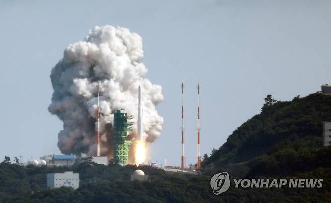 우주 향해 날아가는 누리호 (여수=연합뉴스) 김인철 기자 = 국내 독자 기술로 개발된 한국형 발사체 누리호(KSLV-Ⅱ)가 21일 오후 전남 고흥군 나로우주센터에서 2차 발사되고 있다.
    이번 2차 발사는 한국이 독자 개발한 발사체에 실제 기능을 지닌 독자 개발 인공위성을 실어서 쏘는 첫 사례다. 2022.6.21 yatoya@yna.co.kr