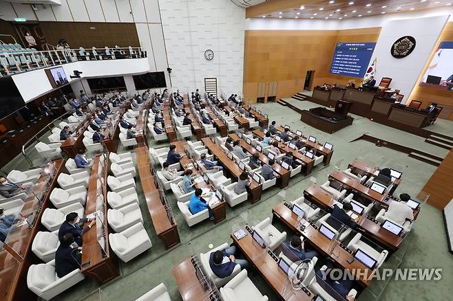 서울시의회 제308회 정례회 제2차 본회의 (서울=연합뉴스) 박동주 기자 = 21일 오후 중구 서울시의회에서 제308회 정례회 제2차 본회의가 열리고 있다. 2022.6.21 pdj6635@yna.co.kr