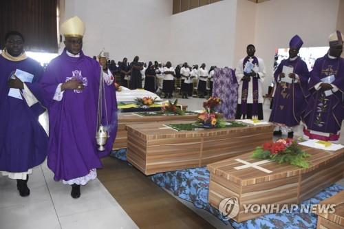 지난 17일 나이지리아 성프란체스코 성당에서 열린 무장공격 희생자들의 장례식. [AP 연합뉴스 자료사진. 재판매 및 DB 금지]