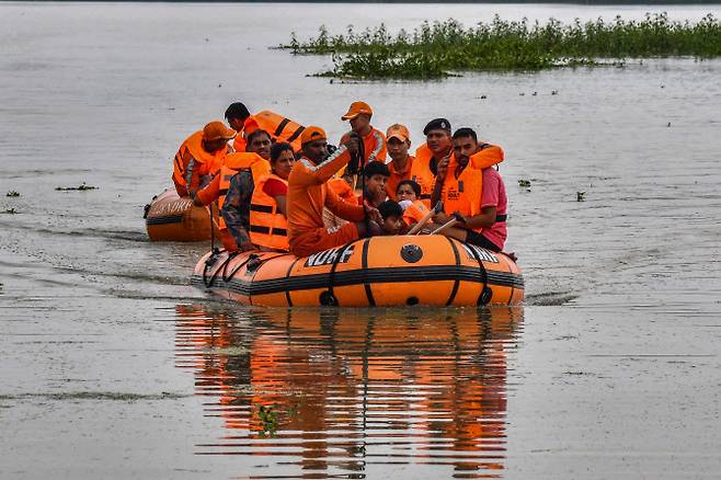 인도에서는 예년보다 이르게 장마철이 시작된데다 폭우가 쏟아지면서 홍수 피해가 심각하다. (사진= AFP)
