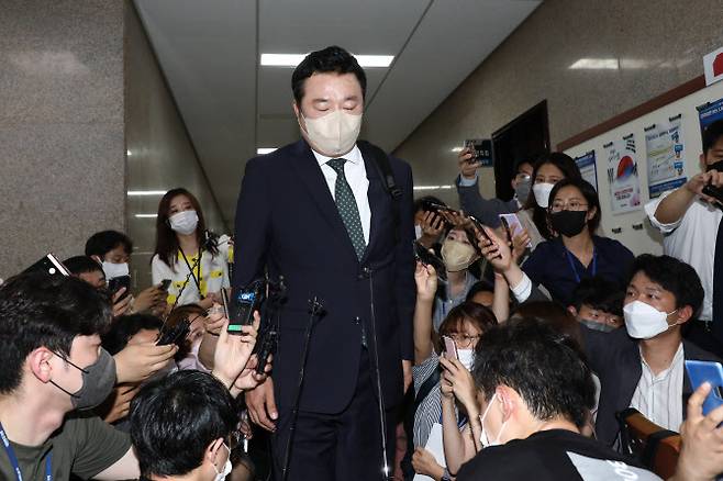 국민의힘 김철근 당 대표 정무실장이 22일 참고인 조사를 위해 국회에서 열린 당 중앙윤리위원회 회의장으로 입장하며 취재진의 질문에 답하고 있다. (사진= 국회사진기자단)