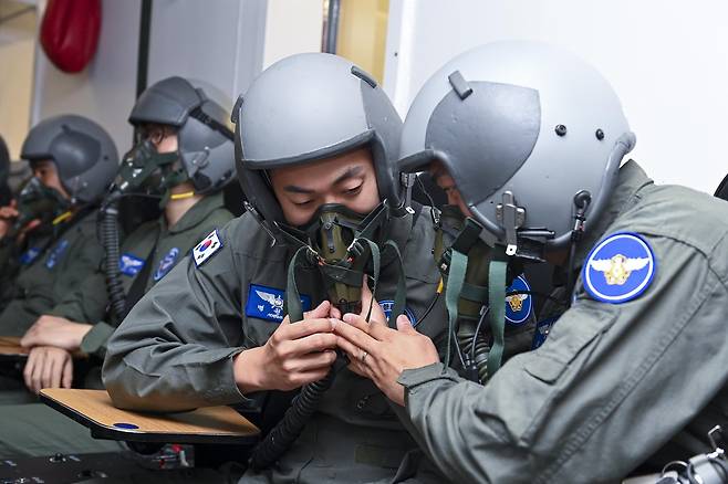 지난 16일 충북 청주 소재 공군 항공우주의학훈련센터에서 고공저압 훈련이 실시되고 있다.(공군 제공)© 뉴스1