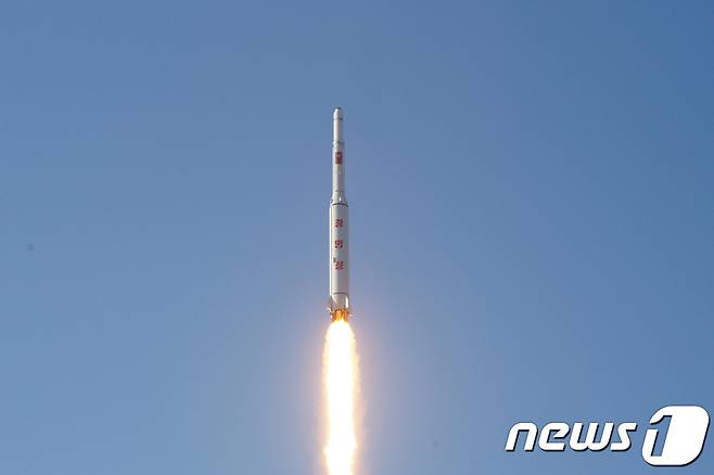 북한이 지난 2016년 2월7일 평안북도 철산군 동창리 소재 서해위성발사장에서 '광명성 4호' 위성을 실은 ICBM급 '광명성' 로켓을 발사했다. (조선의소리 캡처) © 뉴스1