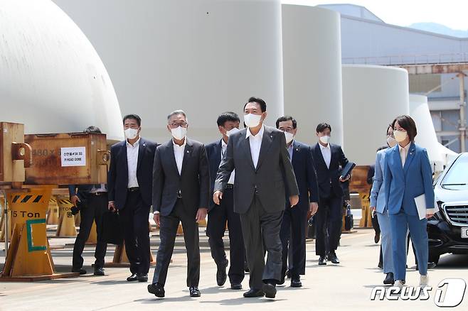 윤석열 대통령이 22일 경남 창원 성산구 두산에너빌리티 원자력 공장을 찾아 박지원 대표이사의 안내를 받고 있다. 대통령실사진기자단 2022.6.22/뉴스1 © News1 안은나 기자