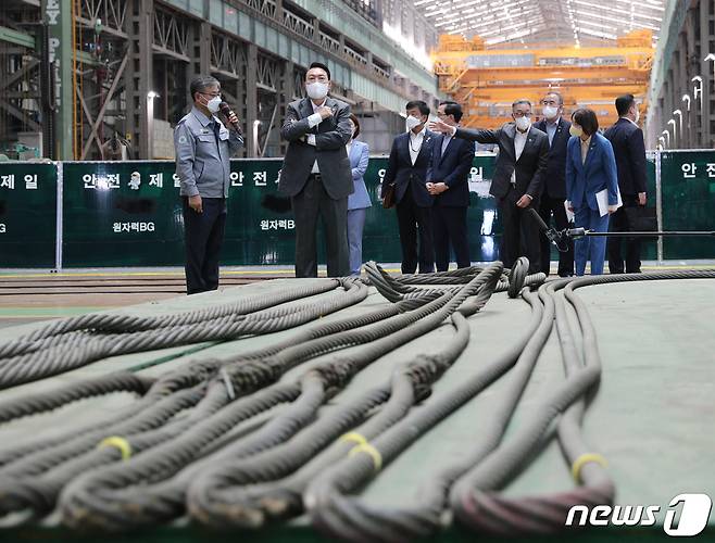 윤석열 대통령이 22일 경남 창원 성산구 두산에너빌리티 원자력 공장을 방문해 장기 미사용 달기보조기구 등 텅 빈 원자로 제작 현장을 살펴보고 있다. 대통령실사진기자단 2022.6.22/뉴스1 © News1 안은나 기자