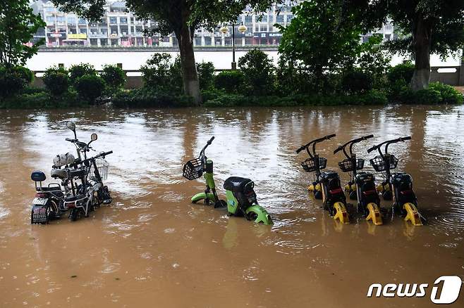 21일(현지시간) 폭우가 내려 홍수가 발생한 중국 광둥성 사오관의 침수된 도로서 물에 잠긴 자전거의 모습이 보인다. © AFP=뉴스1 © News1 우동명 기자