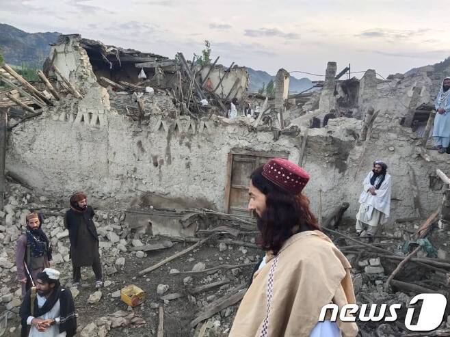22일 새벽 아프가니스탄 동남부에서 발생한 규모 5.9 지진 피해 상황. 아리아나뉴스(Ariana News) 트위터 게시물 갈무리. © 뉴스1