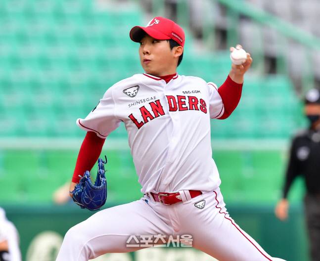 SSG 선발투수 오원석이 22일 인천SSG랜더스필드에서 열린 2022프로야구 SSG랜더스와 두산베어스의 경기에서 역투하고 있다. 문학 | 강영조기자kanjo@sportsseoul.com