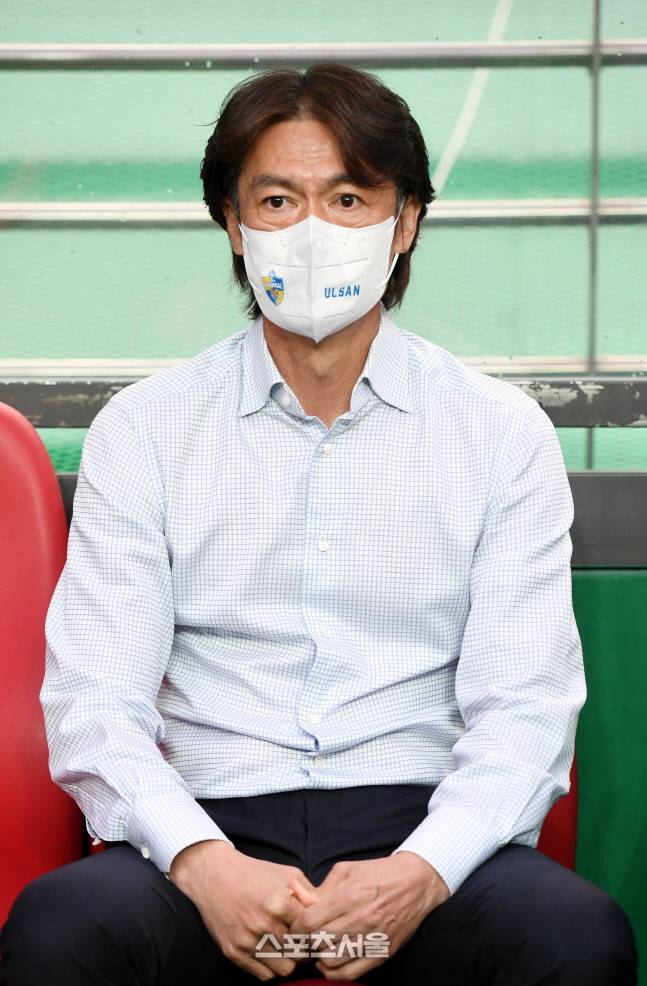 울산 현대 홍명보 감독이 22일 서울월드컵경기장에서 열린 하나원큐 K리그1 2022 FC서울과의 경기에 앞서 그라운드를 바라보고 있다. 2022. 6. 22. 박진업기자 upandup@sportsseoul.com