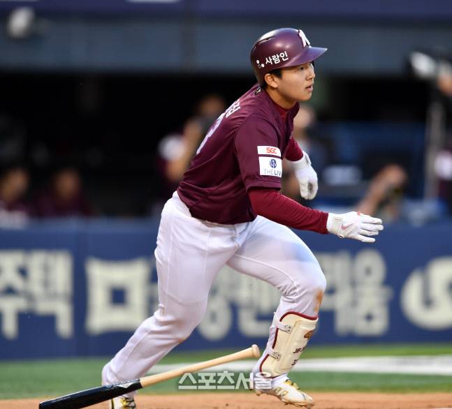 키움 김휘집이 5월24일 잠실구장에서 열린 2022 KBO리그 LG전에서 4회초 안타로 출루하고 있다. 잠실 | 강영조기자kanjo@sportsseoul.com