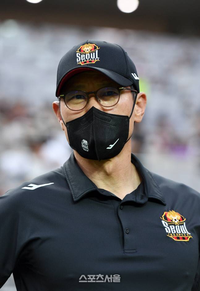 FC서울 안익수 감독이 22일 서울월드컵경기장에서 열린 하나원큐 K리그1 2022 울산 현대와의 경기에 앞서 그라운드를 바라보고 있다. 2022. 6. 22. 박진업기자 upandup@sportsseoul.com