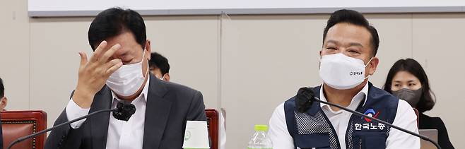 21일 오후 세종시 정부세종청사 최저임금위원회 회의실에서 열린 제5차 전원회의에서 사용자위원인 류기정 한국경영자총협회 전무(왼쪽)와 근로자위원인 이동호 한국노총 사무총장이 자리하고 있다./연합뉴스