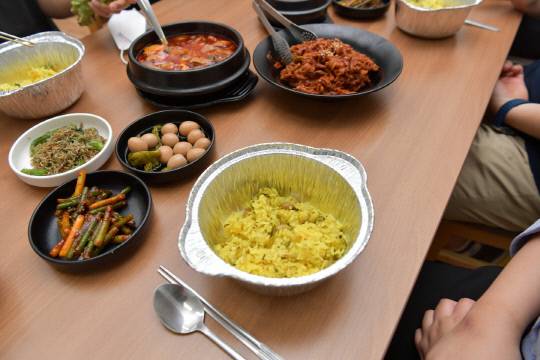 예산군 예가정성 인증 농산물인 미황쌀, 쪽파를 이용한 솥밥 및 반찬 5종으로 구성된 밀키트가 개발돼 대중에 선을 보였다.사진=예산군 제공