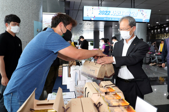 국가철도공단은 22일 대전시 동구에 위치한 본사에서 지역사회 복지기관 7곳 등과 함께 '2022년 사랑나눔 바자회'를 개최했다. 사진=국가철도공단 제공