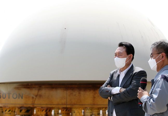 윤석열 대통령이 22일 경남 창원 두산에너빌리티 원자력 공장을 방문해 APR1400 원자력발전소 조감도를 살펴보고 있다. ⓒ뉴시스