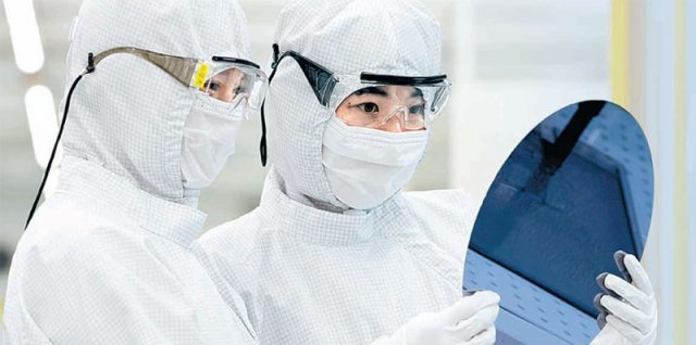 경기 화성시 삼성전자 반도체 공장에서 엔지니어들이 웨이퍼를 살펴보고 있다. 삼성전자 제공