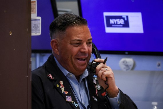 뉴욕증시가 21일(현지시간) 반발매수세에 힘입어 2%가 넘는 급등세로 마감했다. 1일 미국 뉴욕 맨해튼 뉴욕증권거래소(NYSE)에서 한 중개인이 전화를 하고 있다. 로이터뉴스1