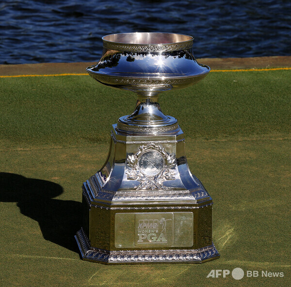 2022년 미국여자프로골프(LPGA) 투어 세 번째 메이저 대회로 치러지는 KPMG 위민스 PGA챔피언십의 총상금과 우승상금 규모가 발표되었다. 사진은 2021년 때 우승 트로피 모습이다. 사진제공=ⓒAFPBBNews = News1