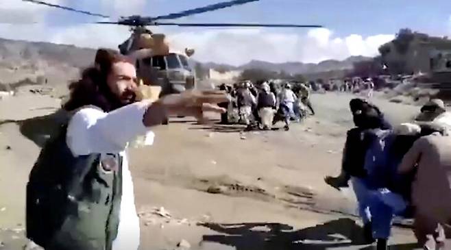 22일 강력한 지진이 발생한 아프가니스탄 남동부 팍티카주에서 주민들이 헬리콥터로 이송할 부상자들을 옮기고 있다. 팍티카/로이터 연합뉴스