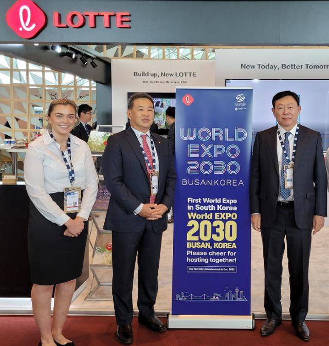 신동빈(오른쪽) 롯데 회장이 21일 아일랜드 더블린에서 열린 CGF(The Consumer Goods Forum)에 참석해 2030부산세계박람회 유치 홍보 활동을 펼쳤다. 롯데그룹 제공