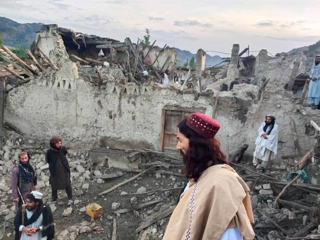 아프가니스탄 파크티카주의 한 마을에서 22일 주민들이 지진으로 파괴된 건물을 허탈한 표정으로 바라보고 있다. 파크티카=AP 뉴시스