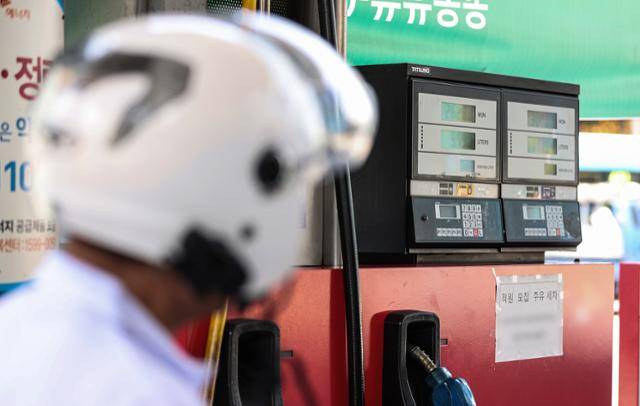 한 시민이 21일 서울의 한 주유소에서 주유 요금이 빠르게 올라가는 모습을 지켜보고 있다. 연합뉴스