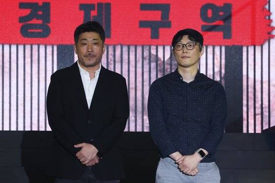 22일 서울 강남구 코엑스 그랜드볼룸에서 열린 넷플릭스 시리즈 '종이의 집: 공동경제구역'제작발표회에서 김홍선 감독(왼쪽)과 류용재 작가가 포즈를 취하고 있다. [연합뉴스]