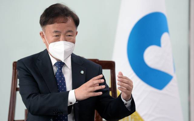 ▲ 이재수 춘천시장이 집무실에서 본지와 인터뷰를 하고 있다.