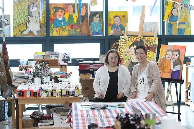 작가 정은혜씨(왼쪽)과 어머니 장차현실씨를 지난 20일 경기도 양평군에 위치한 작업실에서 만났다. 성동훈 기자