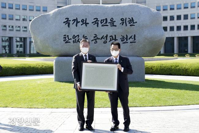 문재인 전 대통령이 지난해 6월4일 서울 내곡동 국가정보원에서 열린 원훈석 제막을 마친 뒤 박지원 전 국정원장(오른쪽)과 개정된 국정원법을 새긴 동판을 들고 기념촬영을 하고 있다. 원훈석의 글씨는 고 신영복 성공회대 교수의 ‘어깨동무체’다. 경향신문 자료사진