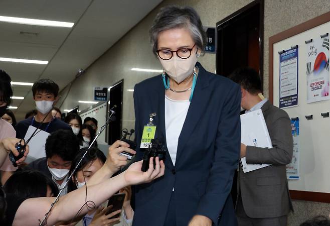 이양희 국민의힘 윤리위원장이 22일 이준석 당대표의 성상납 의혹관련 징계를 논의 하기위해 회의장으로 들어가기전 기자들의 질문을 받고 있다. [한주형 기자]