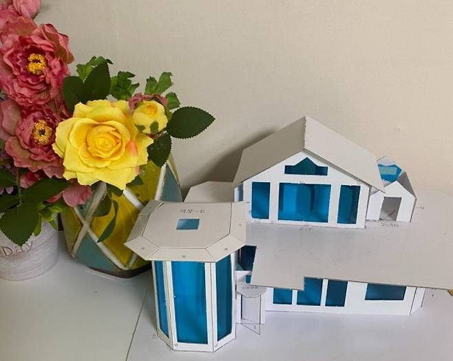 아이들이 만든 모형집. 그 바람대로 앞으로는, 온기가 가득한 집에서만 살기를 바라는 마음이다./사진=남형도 기자