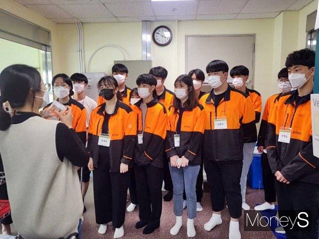 산림과학고 재학생으로 구성된청년리더팀이 조직배양실 견학을 통해 무균대에서 조직배양묘 계대증식을 실습하고 있다./사진제공=국립백두대간수목원