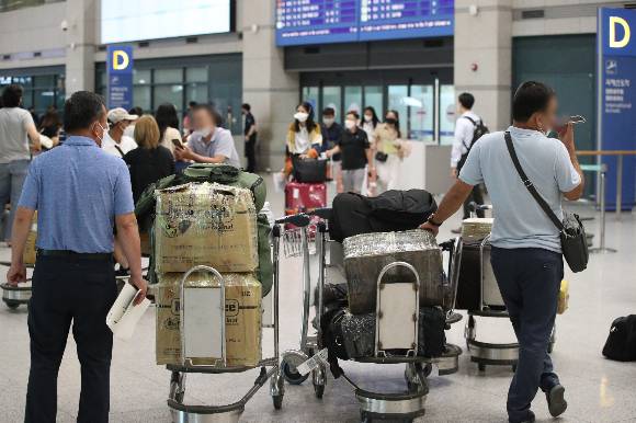 21일 국내에 입국한 원숭이두창 의사환자(의심자) 2명 중 1명이 PCR 검사에서 양성 판정을 받은 것으로 알려졌다. 22일 오전 인천국제공항이 입국자들로 북적이고 있다./사진=뉴스1