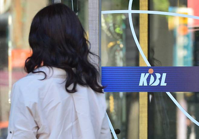 22일 한국프로농구연맹(KBL)이 프로농구 고양 오리온을 인수한 신생 데이원스포츠의 10구단 회원 가입 승인을 오는 24일 임시총회서 재논의하기로 했다. 사진은 한 여성이 KBL 사옥에 들어가는 모습. /사진=뉴시스