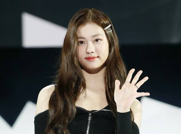 학교 폭력 논란으로 활동을 중단한 '르세라핌' 멤버 김가람의 복귀여부에 관심이 쏠린다. 사진은 지난달 2일 서울 중구 장충체육관에서 열린 데뷔 앨범 ‘FEARLESS’ 미디어 쇼케이스에서 포즈를 취한 김가람. /사진=뉴스1