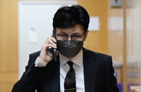 대검찰청 기획조정부장에 송강 청주지검 차장검사가, 전국 특수수사를 지휘하는 대검 반부패부장에 신봉수 서울고검 검사가 22일 각각 발탁됐다. 사진은 지난 21일 용산 대통령실 청사 영상회의실에서 열린 국무회의에 입장하며 전화통화를 하고 있는 한동훈 법무부 장관. /사진=뉴스1