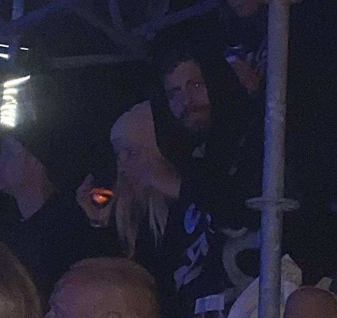 최근 헤라르드 피케가 금발의 여성과 같이 있는 사진이 공개됐다. 사진은 피케가 카메라를 보고 놀란 모습. /사진=카트린 인스타그램