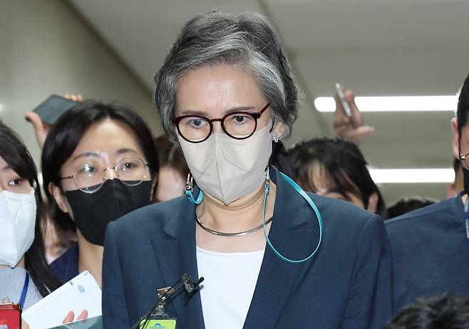 이준석 대표의 '성상납 관련 증거인멸 교사' 의혹 징계 심의 중인 국민의힘 이양희 윤리위원장이 22일 국회에서 열린 중앙윤리위원회 도중에 잠시 회의장 밖으로 나와 취재진의 질문에 답하고 있다. [연합]