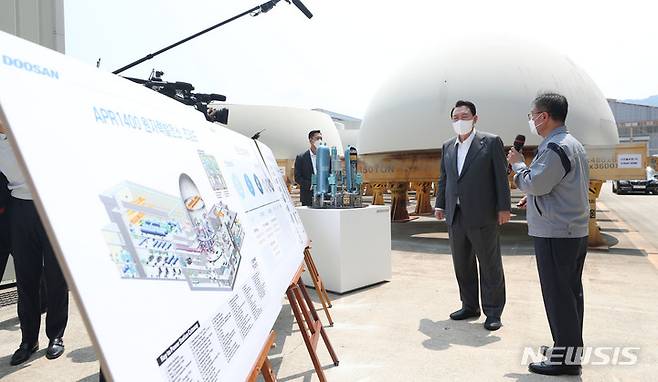 [창원=뉴시스] 홍효식 기자 = 윤석열 대통령이 22일 경남 창원 두산에너빌리티 원자력 공장을 방문해 APR1400 원자력발전소 조감도를 살펴보고 있다. 2022.06.22. yesphoto@newsis.com