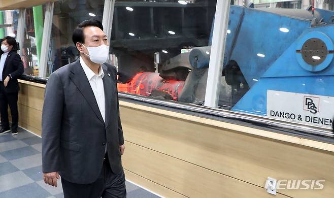 [창원=뉴시스] 홍효식 기자 = 윤석열 대통령이 22일 경남 창원 두산에너빌리티 단조 공장을 방문해 17,000톤 프레스 설비를 시찰하고 있다. 2022.06.22. yesphoto@newsis.com