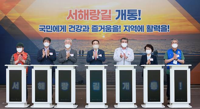 김동일(오른쪽 세번째) 보령시장과 박금순(오른쪽 두번째) 보령시의회 의장 등 참석자들 *재판매 및 DB 금지